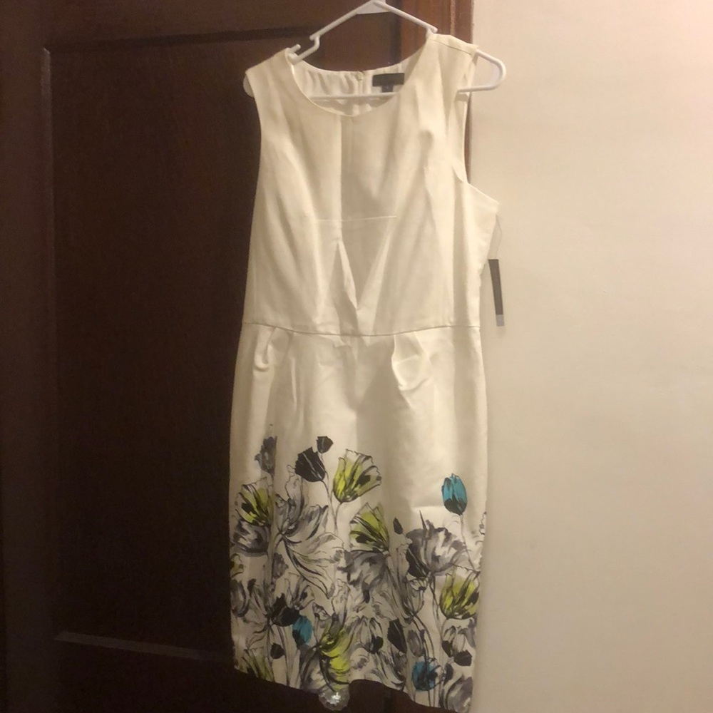 Women’s sleeveless dress never worn with tags